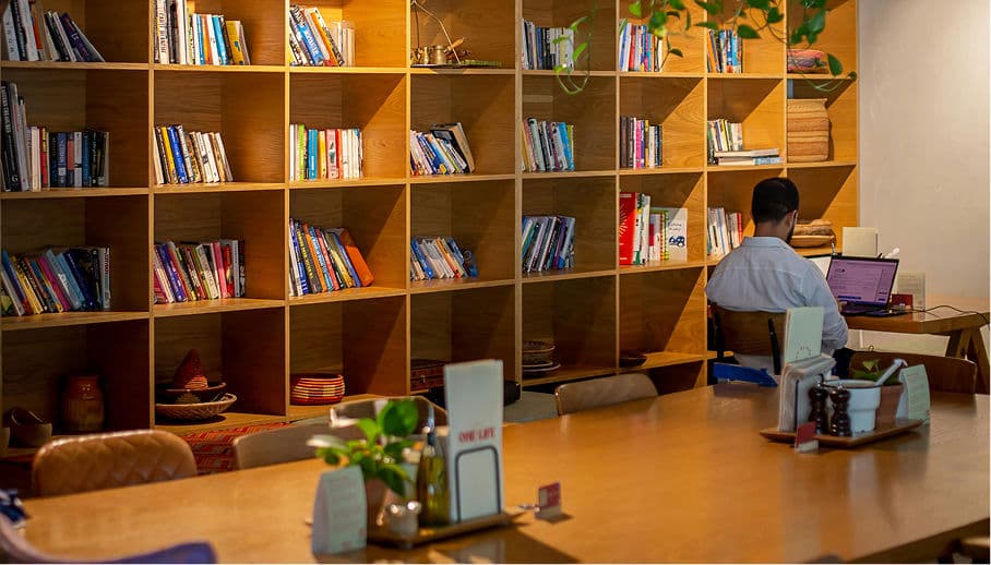 Nggak perlu ribet stok atau kirim barang semua di-handle kantor pusat. Komisi on time.